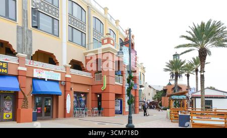 Vitrines colorées et palmiers à Harborwalk Village, une destination balnéaire dynamique à destin, Floride Banque D'Images