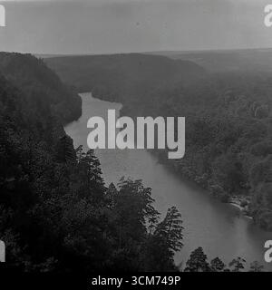 Un paysage majestueux et panoramique du 'Donbass Suisse' près de la ville de Sviatohirsk, RSS d'Ukraine, capturé au milieu des années 1960 Cette photographie, prise depuis les hautes montagnes Chalk, montre les forêts denses et infinies et un large virage tranquille de la rivière Seversky Donets. L'image est un symbole par excellence de la nature unique et intacte de la région du Donbass et une station balnéaire populaire de l'ère soviétique, reflétant une vie paisible et sereine qui était inextricablement liée à la beauté de la terre natale avant les événements tragiques de l'avenir Banque D'Images