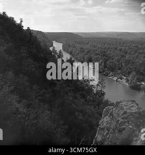 Un paysage majestueux et panoramique du 'Donbass Suisse' près de la ville de Sviatohirsk, RSS d'Ukraine, capturé au milieu des années 1960 Cette photographie, prise depuis les hautes montagnes Chalk, montre les forêts denses et infinies et un large virage tranquille de la rivière Seversky Donets. L'image est un symbole par excellence de la nature unique et intacte de la région du Donbass et une station balnéaire populaire de l'ère soviétique, reflétant une vie paisible et sereine qui était inextricablement liée à la beauté de la terre natale avant les événements tragiques de l'avenir Banque D'Images