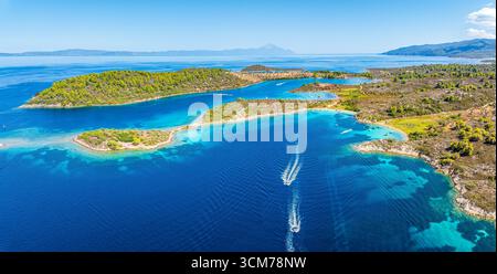 Vue aérienne de l'île de Diaporos, Mont Athos en arrière-plan, Sithonia, Halkidiki, Grèce. Banque D'Images