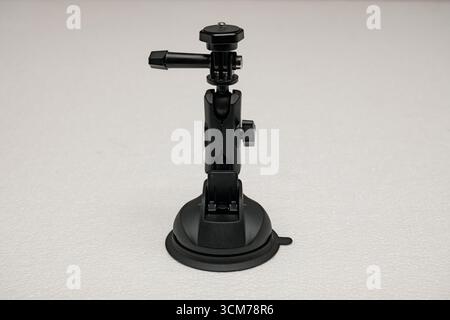 Un support de caméra noir avec une base à ventouse, un bras réglable et une plaque à dégagement rapide Banque D'Images