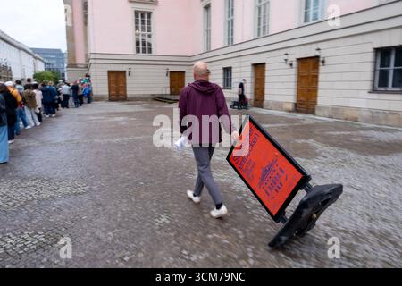 Besucher beim Tag der offenen Tür in der Staatsoper Unter den Linden à Berlin. / Visiteurs à la journée portes ouvertes du Staatsoper Unter den Linden à Berlin. Snapshot-Photography/K.M.Krause *** visiteurs à la journée portes ouvertes au Staatsoper Unter den Linden à Berlin visiteurs à la journée portes ouvertes au Staatsoper Unter den Linden à Berlin photographie K M Krause Banque D'Images