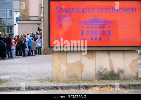 Besucher beim Tag der offenen Tür in der Staatsoper Unter den Linden à Berlin. / Visiteurs à la journée portes ouvertes du Staatsoper Unter den Linden à Berlin. Snapshot-Photography/K.M.Krause *** visiteurs à la journée portes ouvertes au Staatsoper Unter den Linden à Berlin visiteurs à la journée portes ouvertes au Staatsoper Unter den Linden à Berlin photographie K M Krause Banque D'Images