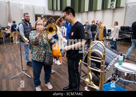 Besucher beim Tag der offenen Tür in der Staatsoper Unter den Linden à Berlin. / Visiteurs à la journée portes ouvertes du Staatsoper Unter den Linden à Berlin. Snapshot-Photography/K.M.Krause *** visiteurs à la journée portes ouvertes au Staatsoper Unter den Linden à Berlin visiteurs à la journée portes ouvertes au Staatsoper Unter den Linden à Berlin photographie K M Krause Banque D'Images