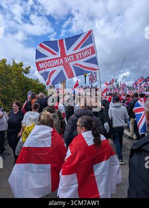 Londres, Royaume-Uni. 13 septembre 2025. Les manifestants défilent sur le pont de Westminster. Les gens ont tenu des drapeaux de l'Union et la Croix de St George lors d'une marche Unite the Kingdom dirigée par Tommy Robinson. Crédit : SOPA images Limited/Alamy Live News Banque D'Images