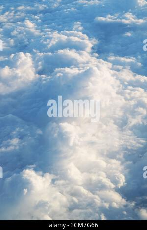 Superbe mer de nuages vue depuis la fenêtre de l'avion pendant le vol Banque D'Images