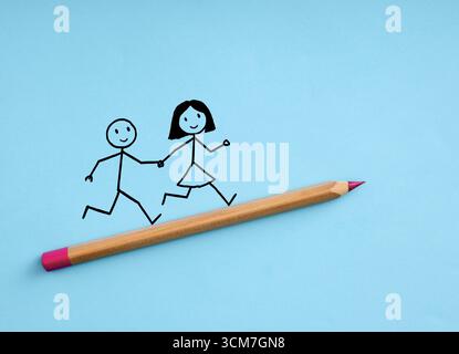 Illustration de concept de retour à l'école. Bâtissez la figure garçon et fille tenant la main, courir ensemble sur le dessus d'un crayon de couleur géant. Enfantin, ludique, m Banque D'Images