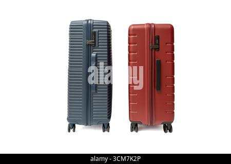 Vue latérale d'une paire de valises bleue et rouge. Conception solide et durable avec serrures et poignées. Valise de voyage isolé sur fond blanc. Banque D'Images