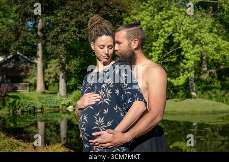 Photographie d'un charmant jeune couple attendait un bébé Banque D'Images