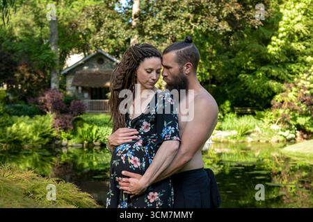 Photographie d'un charmant jeune couple attendait un bébé Banque D'Images