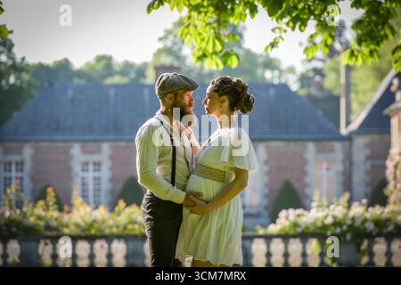 Photographie d'un charmant jeune couple attendait un bébé Banque D'Images