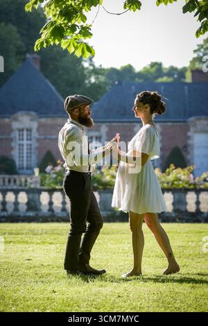 Photographie d'un charmant jeune couple attendait un bébé Banque D'Images