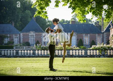 Photographie d'un charmant jeune couple attendait un bébé Banque D'Images