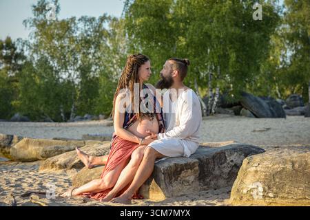 Photographie d'un charmant jeune couple attendait un bébé Banque D'Images