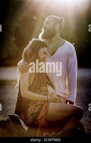 Photographie d'un charmant jeune couple attendait un bébé Banque D'Images