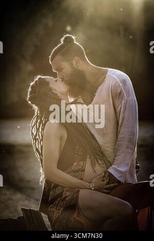 Photographie d'un charmant jeune couple attendait un bébé Banque D'Images