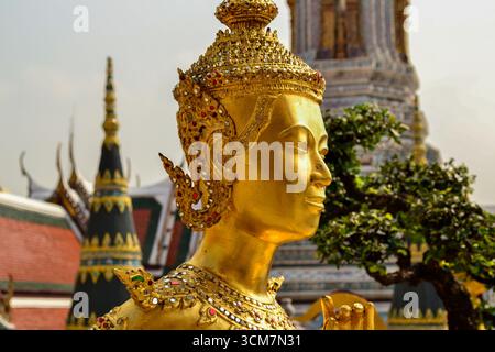 Statue dorée de Kinnari à l'intérieur du Grand Palais de Wat Phra Kaew, Bangkok, Thaïlande Banque D'Images