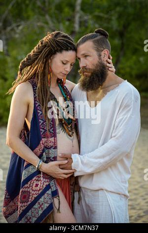 Photographie d'un charmant jeune couple attendait un bébé Banque D'Images
