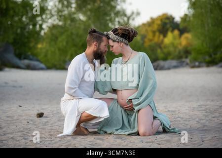 Photographie d'un charmant jeune couple attendait un bébé Banque D'Images