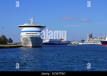 1er janvier 2024, Pirée, Grèce. Voitures et ferries de passagers dans le port Banque D'Images