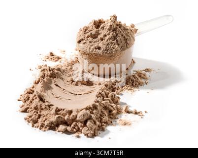 tas de poudre de protéines végétaliennes aromatisées au chocolat et cuillère de mesure isolée sur fond blanc Banque D'Images