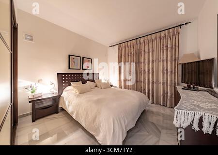 une image d'une chambre d'amis avec grand lit dans la maison de vacances Banque D'Images
