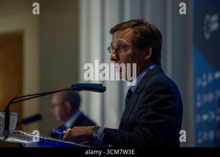 Madrid, Espagne. 15 septembre 2025. José Luis Martínez-Almeida, maire de Madrid, participe à un petit-déjeuner informatif à l'hôtel four Seasons. Crédit : SOPA images Limited/Alamy Live News Banque D'Images