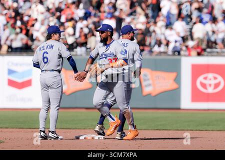 San Francisco, Californie, États-Unis. 14 septembre 2025. Los angeles dodgers TEOSCAR HernÃ NDEZ High-Fives coéquipiers après leur victoire sur les géants de San francisco à Oracle Park. (Crédit image : © Yichin Hou/ZUMA Press Wire) USAGE ÉDITORIAL SEULEMENT ! Non destiné à UN USAGE commercial ! Crédit : ZUMA Press, Inc/Alamy Live News Banque D'Images