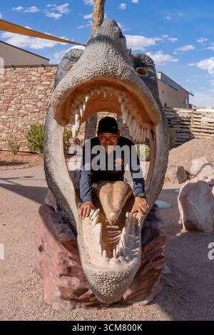 Une tête T. rex pour prendre des photos souvenir d'une personne à l'intérieur de sa bouche. Moab Giants Dinosaur Park près de Moab, Utah. Banque D'Images