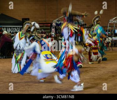 Une photo abstraite des danseurs au pow-wow amérindien à Moab, Utah. Une vitesse d'obturation lente produit un flou de mouvement pour donner une impression de mouvement Banque D'Images