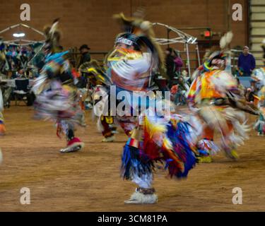 Une photo abstraite des danseurs au pow-wow amérindien à Moab, Utah. Une vitesse d'obturation lente produit un flou de mouvement pour donner une impression de mouvement Banque D'Images