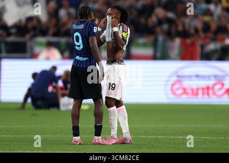 Khephren Thuram de la Juventus FC s'entretient avec Marcus Thuram du FC Internazionale lors du match de Serie A entre la Juventus FC et le FC Internazionale au stade Allianz le 13 septembre 2025 à Turin, Italie . Banque D'Images
