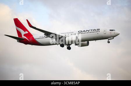 Auckland, Nouvelle-Zélande – 10 septembre 2025 : le Boeing 737-838 de Qantas VH-VZO en direction de l'aéroport international d'Auckland. Banque D'Images