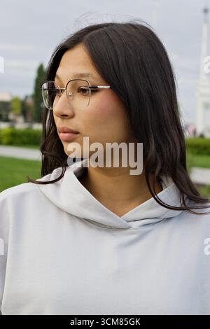 portrait en gros plan d'une jeune femme, étudiante à lunettes Banque D'Images