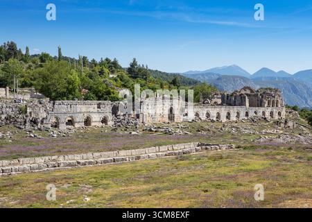 Ruines de la ville antique de Tlos à Seydikemer Mugla en Turquie, civilisation historique lycienne, tombes taillées dans la roche, théâtre antique et paysage montagneux Banque D'Images
