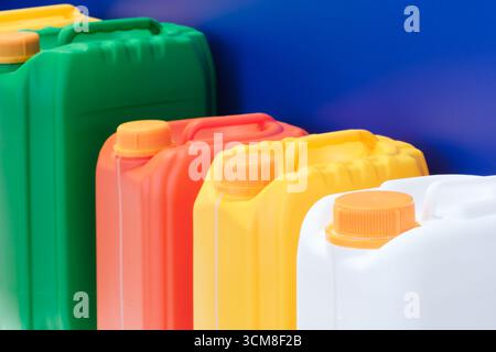 Rangée de récipients en plastique de différentes couleurs. les conteneurs sont alignés les uns à côté des autres. les couleurs des conteneurs sont bleu, vert, jaune et rouge. indus Banque D'Images
