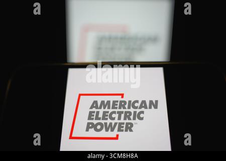 Roosendaal, pays-Bas - 14 septembre 2025 : un téléphone portable affichant le logo de la société American Electric Power. Banque D'Images