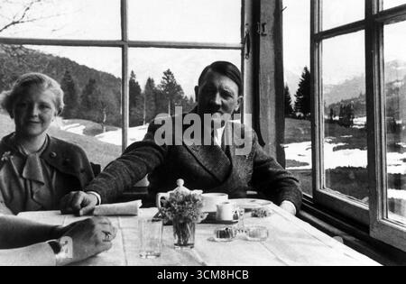 Adolf Hitler prenant le thé avec Eva Braun en Bavière, avril 1935 Banque D'Images