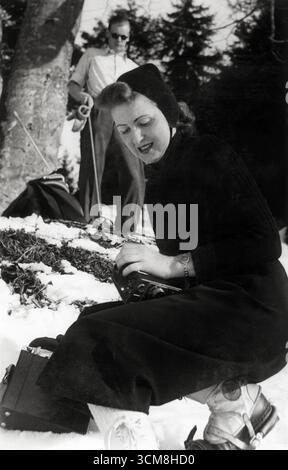 EVA Braun en robe noire, skiant à la fin des années 1930 Banque D'Images