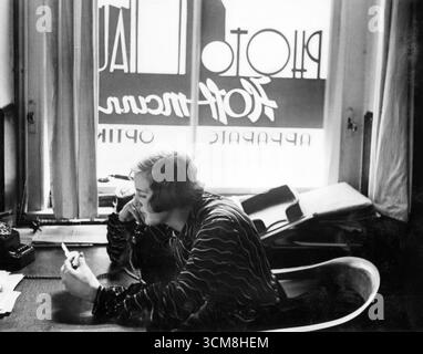 EVA Braun parlant au téléphone au studio de Heinrich Hoffmann - 1932 Banque D'Images