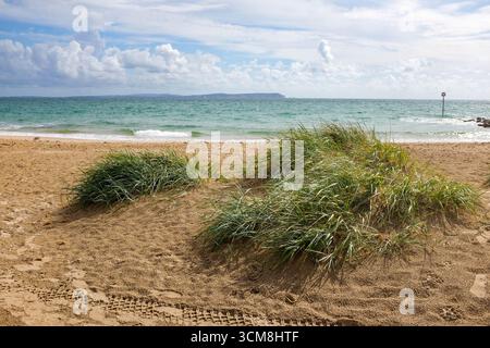 Hengistbury Head Beach à Southbourne Christchurch près de Bournemouth avec l'île de Wight en arrière-plan Royaume-Uni Banque D'Images