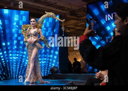 Bangkok, Thaïlande. 15 septembre 2025. Preeyakorn Pohnprom de Thaïlande se produit sur scène lors de la Miss International Queen 2025 - National costume & talent Quest round au centre commercial EmSphere à Bangkok. La finale Miss International Queen 2025 se tiendra au salon Tiffany's à Pattaya, Chonburi, le 20 août 2025. Crédit : SOPA images Limited/Alamy Live News Banque D'Images