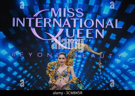 Bangkok, Thaïlande. 15 septembre 2025. Preeyakorn Pohnprom, concurrent de Thaïlande vu dans un costume national lors de la ronde des costumes nationaux de Miss International Queen Pageant 2025. Crédit : SOPA images Limited/Alamy Live News Banque D'Images