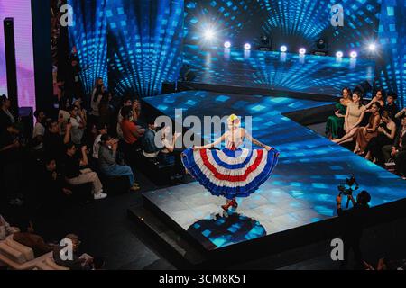 Bangkok, Thaïlande. 15 septembre 2025. Olivia Lauren, candidate cubaine vue dans un costume national lors de la ronde des costumes nationaux de Miss International Queen Pageant 2025. Crédit : SOPA images Limited/Alamy Live News Banque D'Images
