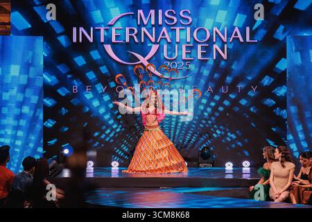 Bangkok, Thaïlande. 15 septembre 2025. Elif Nilay, concurrent de Turquie vu dans un costume national lors de la ronde des costumes nationaux de Miss International Queen Pageant 2025. Crédit : SOPA images Limited/Alamy Live News Banque D'Images