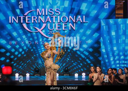 Bangkok, Thaïlande. 15 septembre 2025. Preeyakorn Pohnprom, concurrent de Thaïlande vu dans un costume national lors de la ronde des costumes nationaux de Miss International Queen Pageant 2025. Crédit : SOPA images Limited/Alamy Live News Banque D'Images