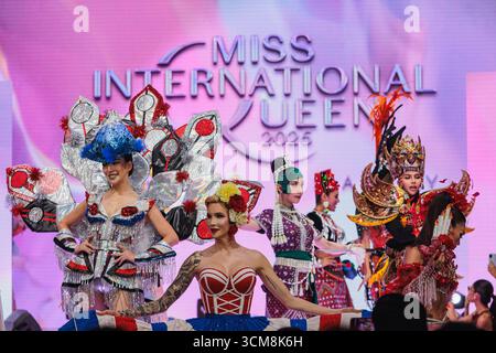 Bangkok, Thaïlande. 15 septembre 2025. Les participants vus poser en costumes nationaux lors de la ronde des costumes nationaux de Miss International Queen Pageant 2025. Crédit : SOPA images Limited/Alamy Live News Banque D'Images