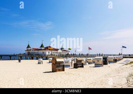 La jetée et les chaises de plage à Ahlbeck sur l'île d'Usedom. Banque D'Images