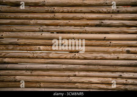 Texture de planche de bois avec grain visible. Clôture de jardin faite de lattes horizontales en bois avec Insight. Banque D'Images