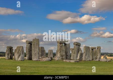Le cercle de pierre néolithique Stonehenge dans le Wiltshire, Angleterre, en été. Banque D'Images